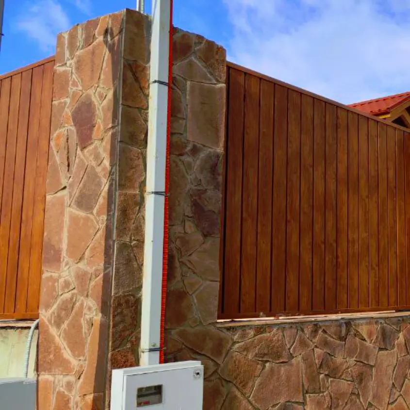 Фото 6 Металлопланкен Кедр Темный 3D SteelArt вертикальный монтаж