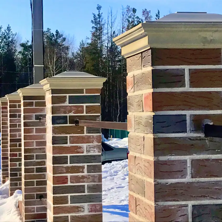 Фото 3 Колпак Monblan Бежевый на столбах кирпичного забора