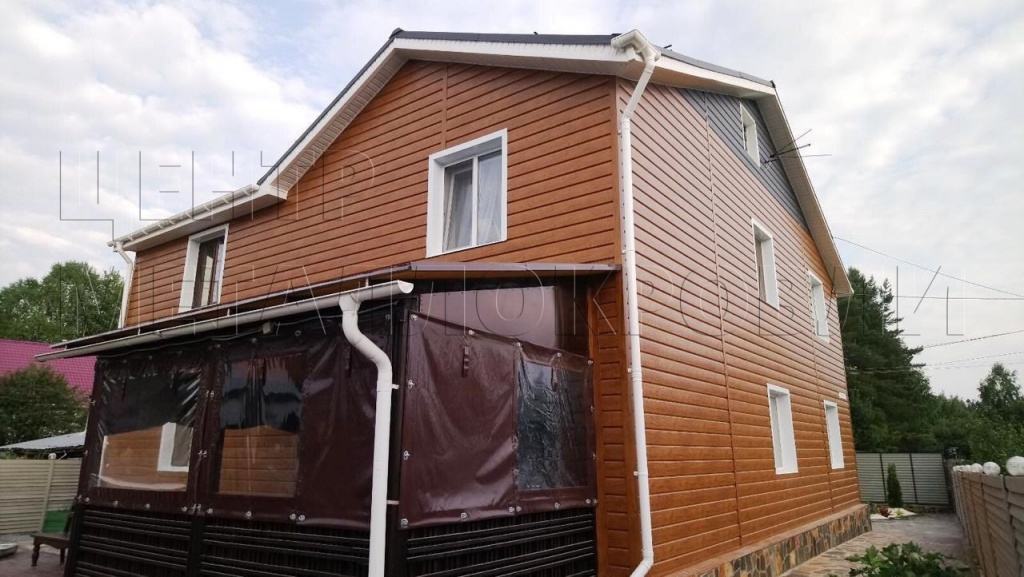 Цвет и форма сайдинга подобраны со вкусом 